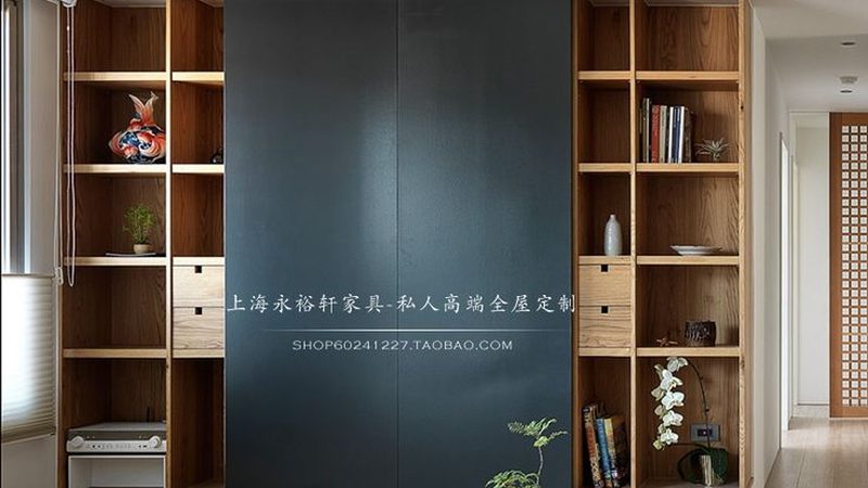 选址是决定加盟店成功与否的关键因素之一。加盟商需要考虑以下因素：